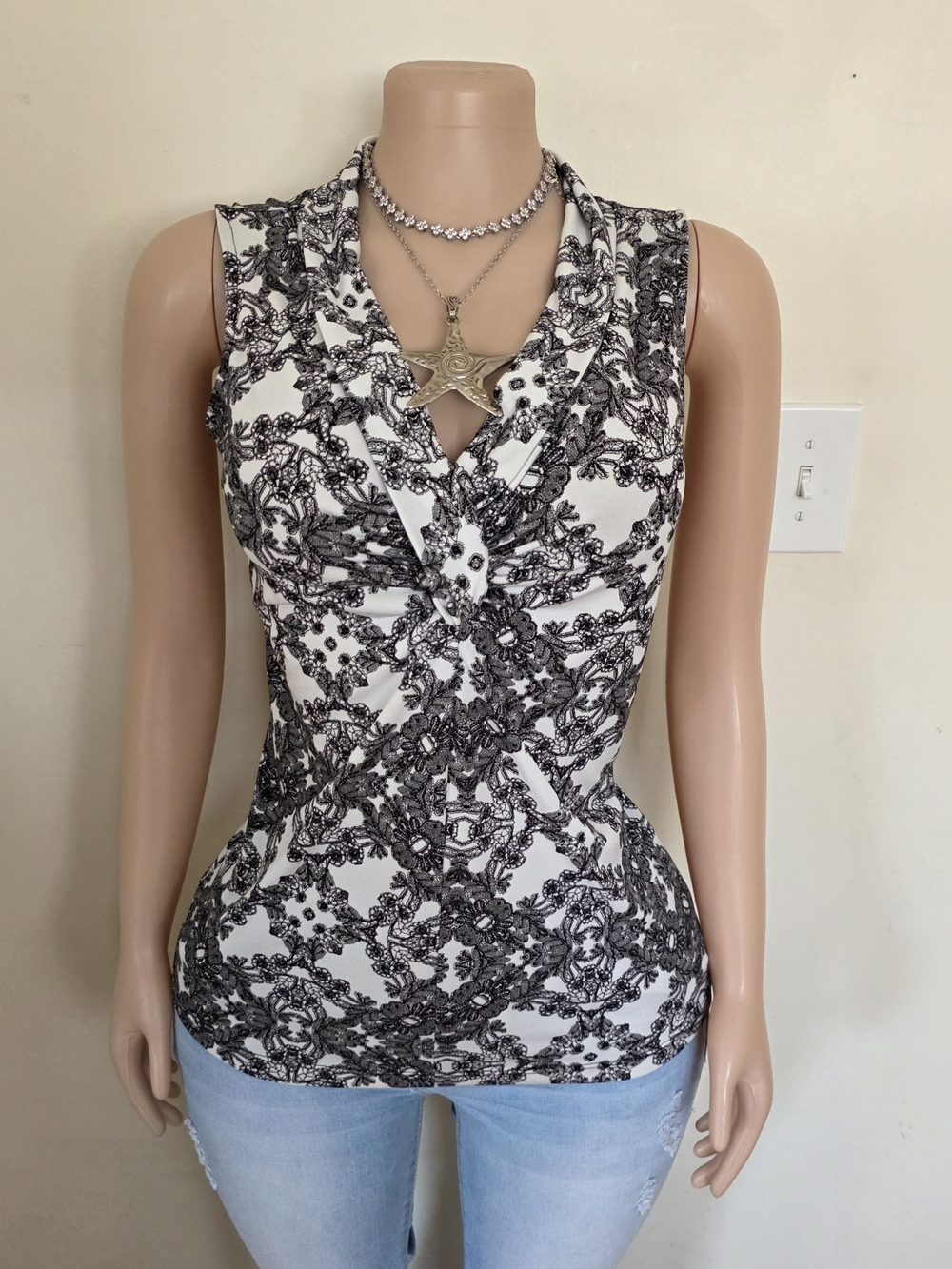 Worthington Black and White Sleeveless Knit V-Neck Top
